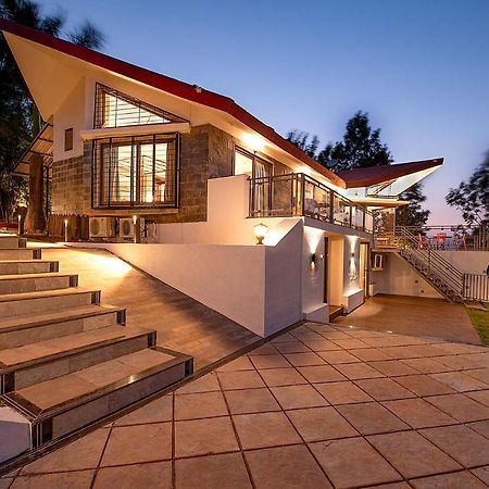 Casamo Silver Oak By Stayvista - Overlooking A Lake & Valley, Lush Green Lawns, & A Private Pool Mahābaleshwar Kültér fotó