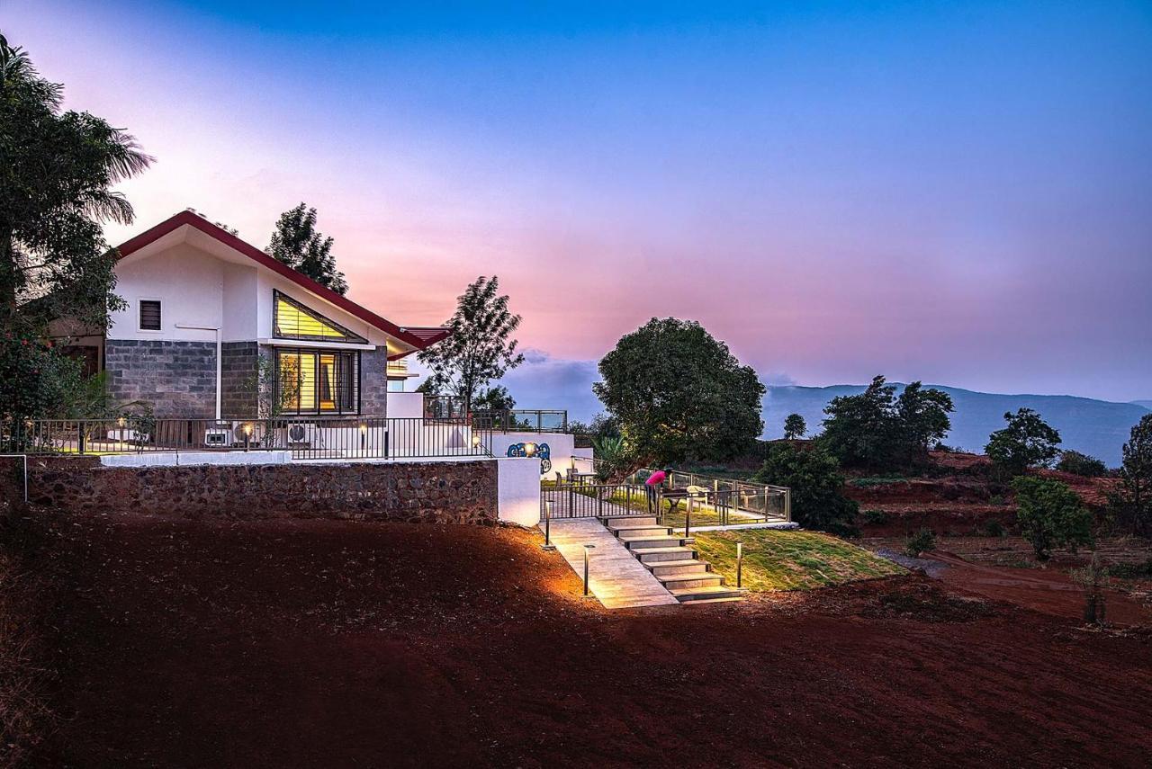 Casamo Silver Oak By Stayvista - Overlooking A Lake & Valley, Lush Green Lawns, & A Private Pool Mahābaleshwar Kültér fotó