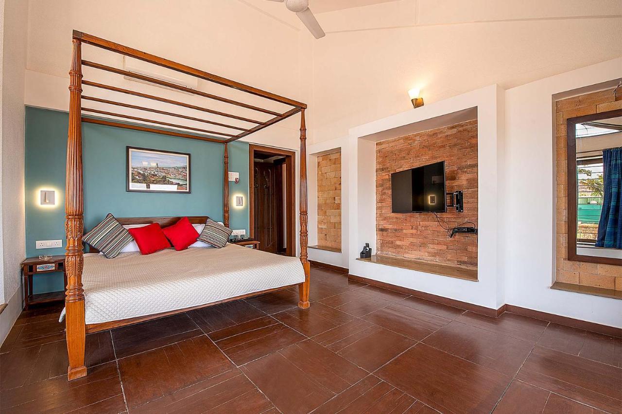 Casamo Silver Oak By Stayvista - Overlooking A Lake & Valley, Lush Green Lawns, & A Private Pool Mahābaleshwar Kültér fotó