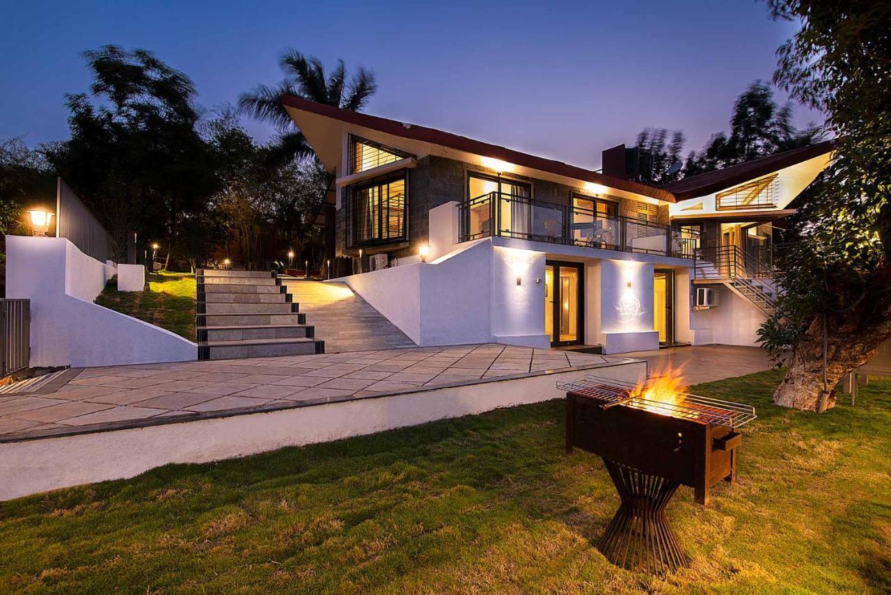 Casamo Silver Oak By Stayvista - Overlooking A Lake & Valley, Lush Green Lawns, & A Private Pool Mahābaleshwar Kültér fotó