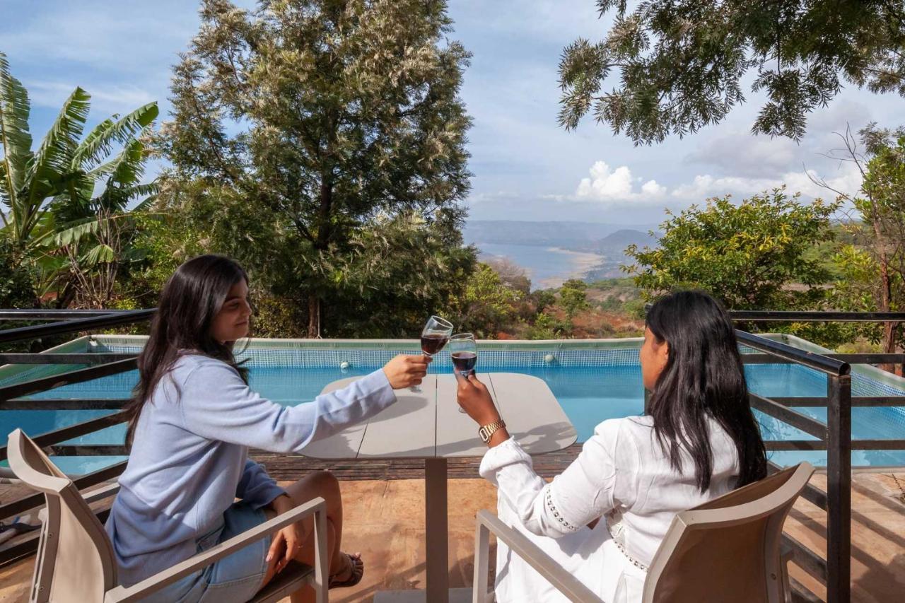 Casamo Silver Oak By Stayvista - Overlooking A Lake & Valley, Lush Green Lawns, & A Private Pool Mahābaleshwar Kültér fotó