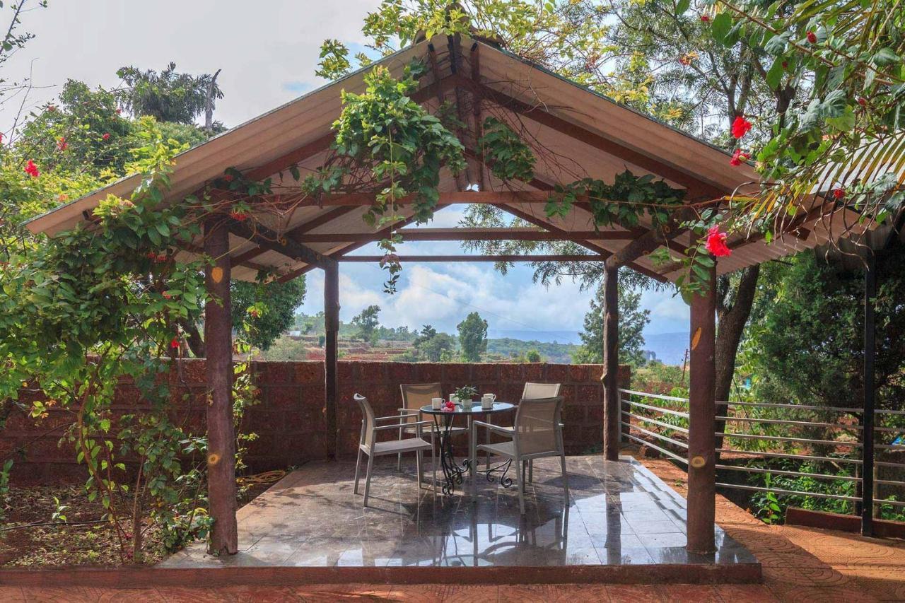 Casamo Silver Oak By Stayvista - Overlooking A Lake & Valley, Lush Green Lawns, & A Private Pool Mahābaleshwar Kültér fotó