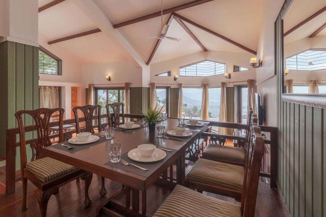 Casamo Silver Oak By Stayvista - Overlooking A Lake & Valley, Lush Green Lawns, & A Private Pool Mahābaleshwar Kültér fotó