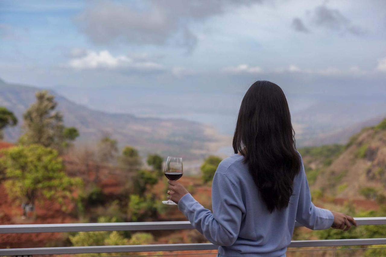 Casamo Silver Oak By Stayvista - Overlooking A Lake & Valley, Lush Green Lawns, & A Private Pool Mahābaleshwar Kültér fotó