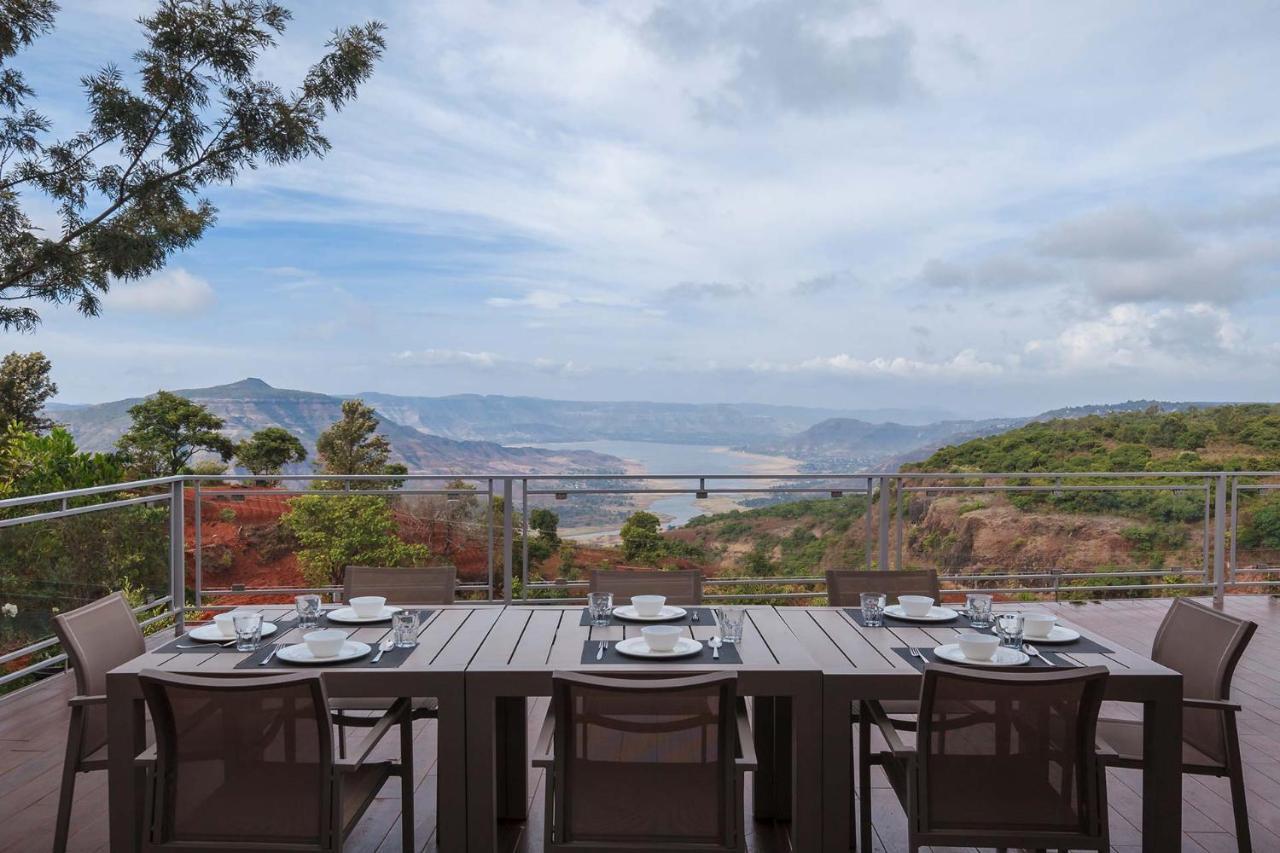 Casamo Silver Oak By Stayvista - Overlooking A Lake & Valley, Lush Green Lawns, & A Private Pool Mahābaleshwar Kültér fotó