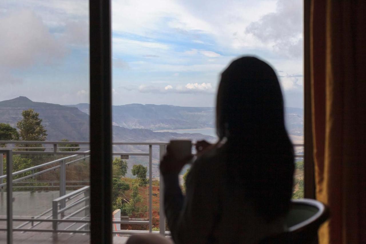 Casamo Silver Oak By Stayvista - Overlooking A Lake & Valley, Lush Green Lawns, & A Private Pool Mahābaleshwar Kültér fotó